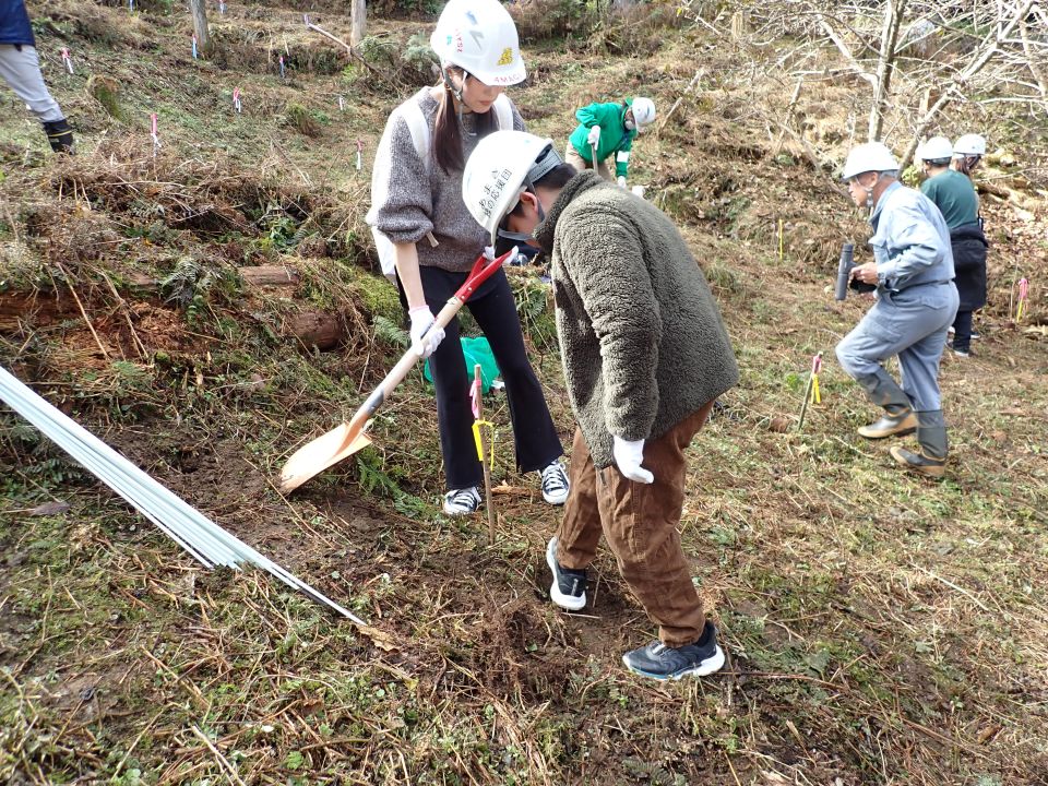 上秋月湖水源の森づくり参加者の方が植樹をしている様子