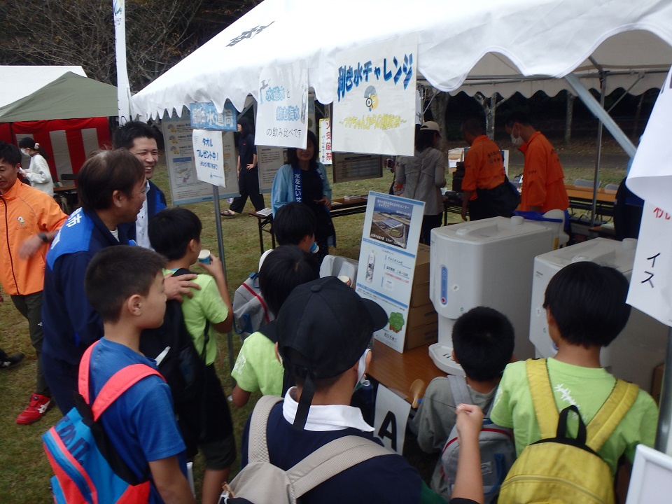 まつり参加者が利き水に参加している様子