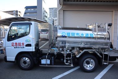 能登町へ出発する給水車の写真