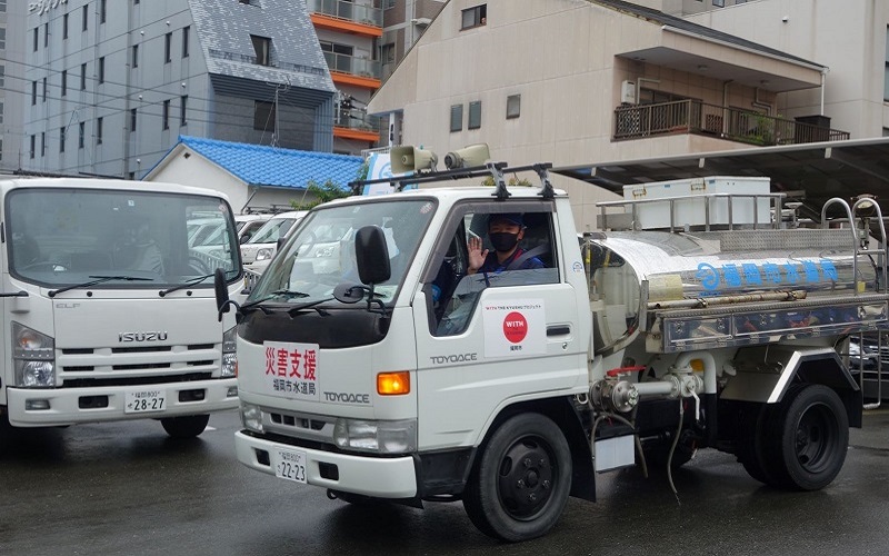 派遣された給水車の写真