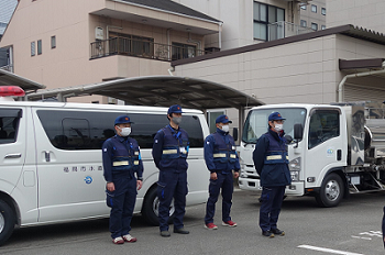 静岡市へ出発する給水車の写真