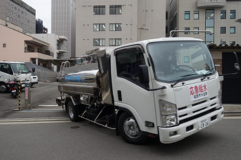 静岡市へ出発する給水車の写真