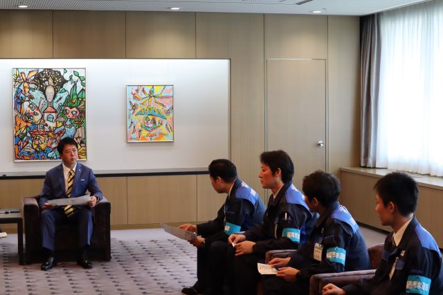 市長への活動報告の様子