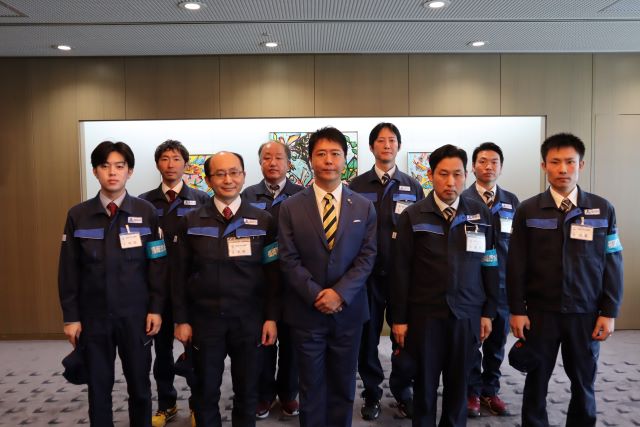 市長と第１次応急給水隊が写った集合写真