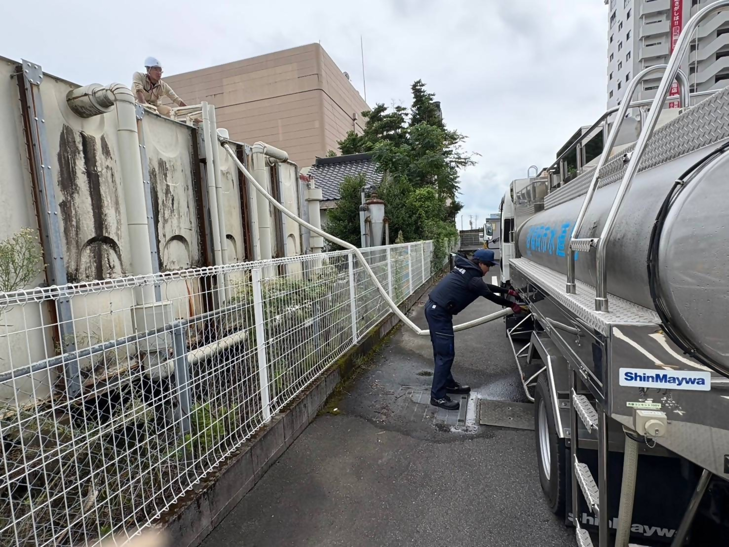 給水車による貯水槽への給水