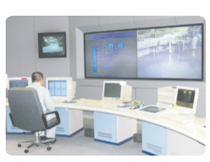 浄水場の様子を監視する人の様子です。