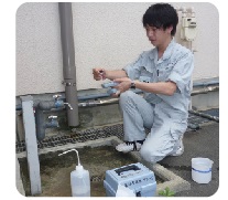 じゃ口の水道水を検査している様子です。