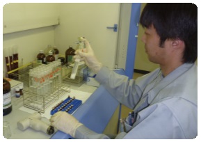 水の検査をする人の様子です。