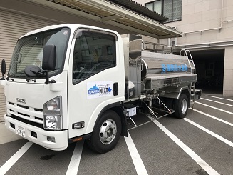 人吉市へ出発する給水車の写真