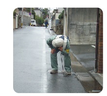 水もれをみつけている様子の写真です。