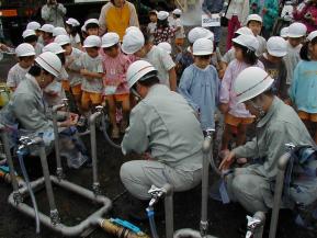 応急給水栓から給水を受けている様子の写真　１