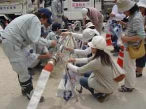 応急給水栓から給水を受けている様子の写真　２