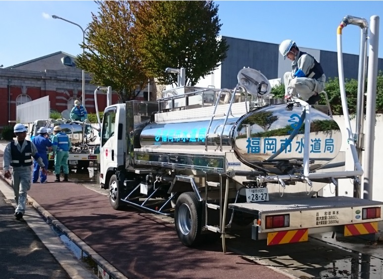 運搬給水の訓練を行っている様子の写真１