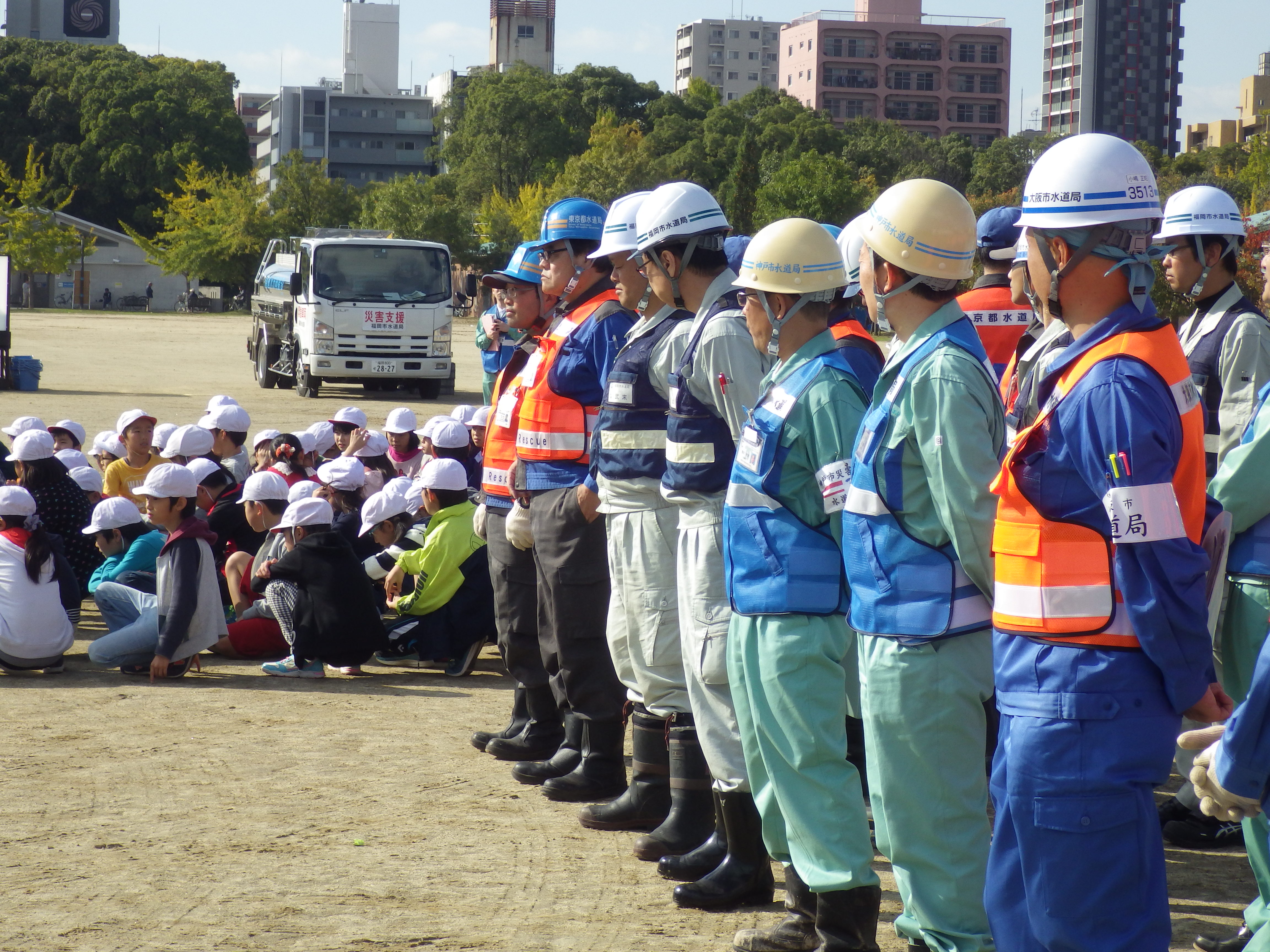 運搬給水の訓練を行っている様子の写真２