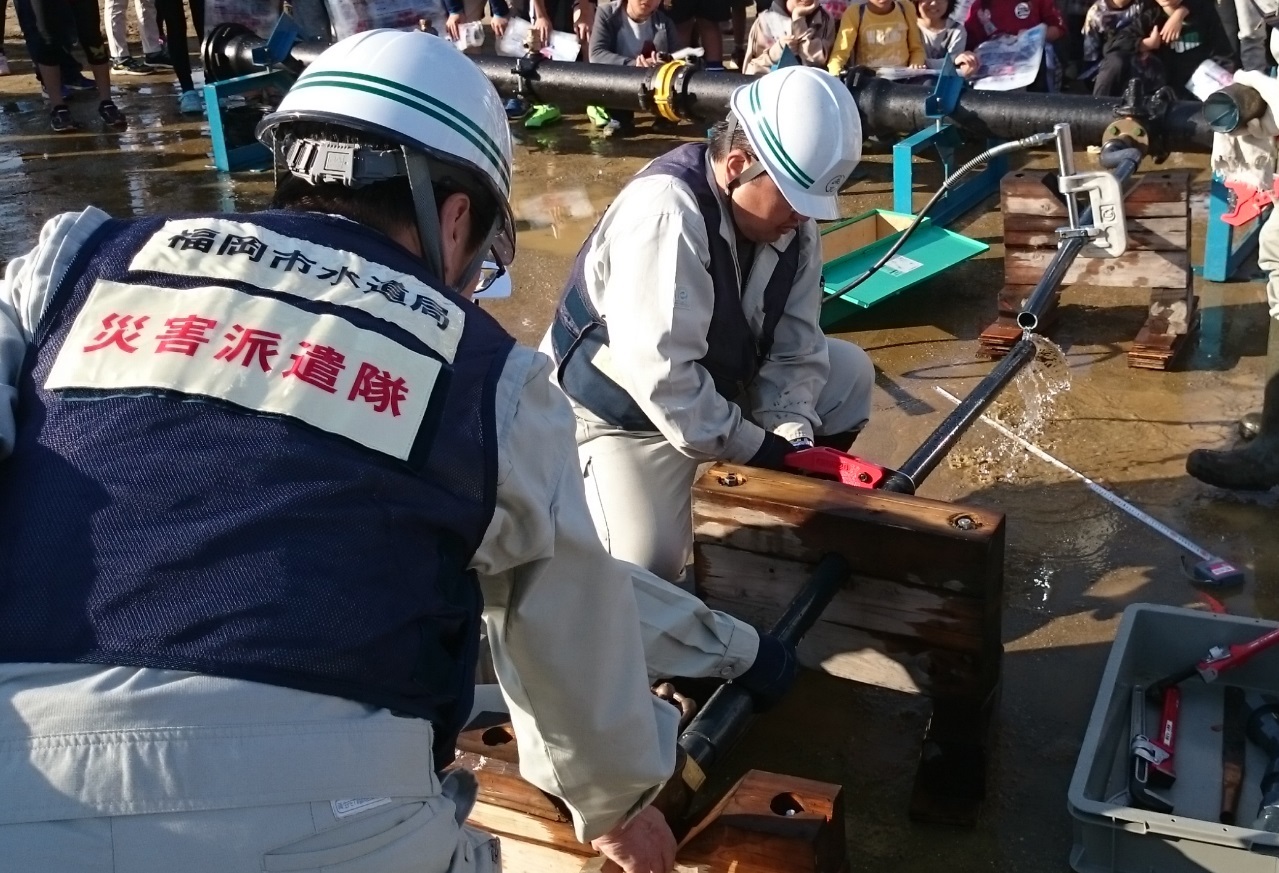 応急復旧訓練を行っている様子の写真