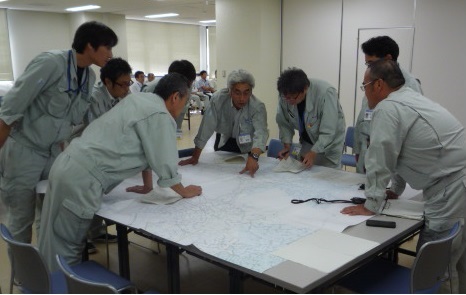 水道局内での災害を想定した訓練の様子の写真