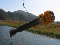 設置作業中の空気揚水筒の画像
