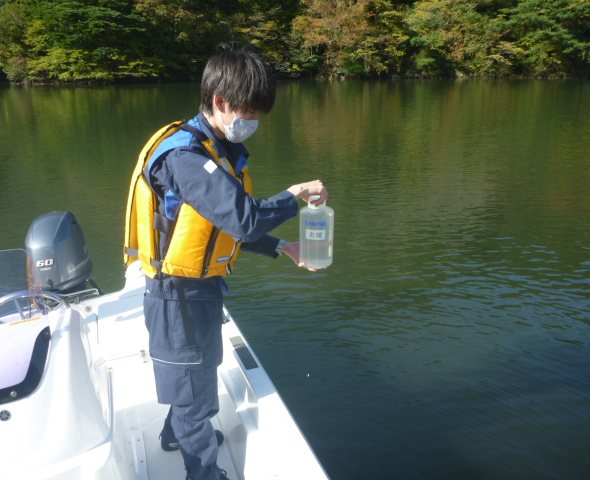 ダムで採水している様子