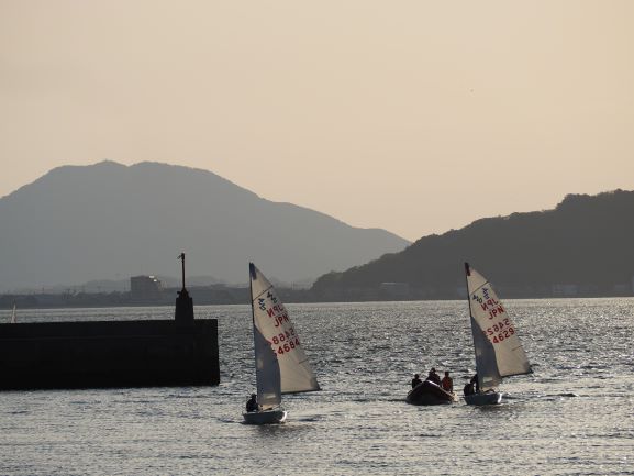 小戸公園の夕暮れの海に浮かぶヨット