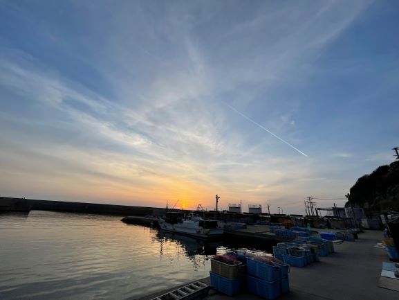小呂島の夕陽に染まる壮大な空と海面