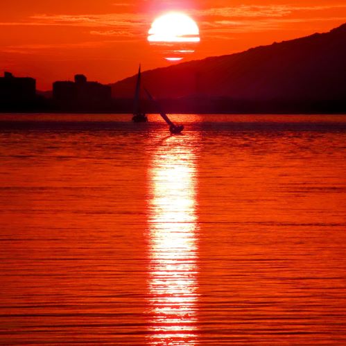 光の道を進むヨット