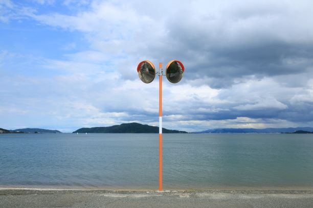 今宿の海にたたずむカーブミラー