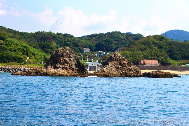 沖から見た二見ヶ浦夫婦岩