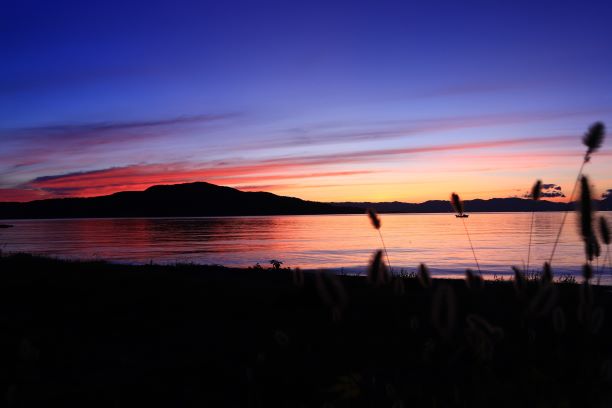 朝焼けに染まる今津海岸