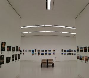 美術館での写真展の様子2
