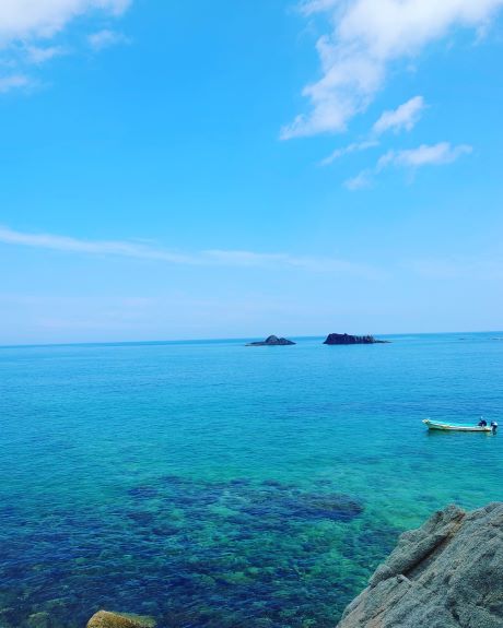 玄界島から見た透き通った海の写真