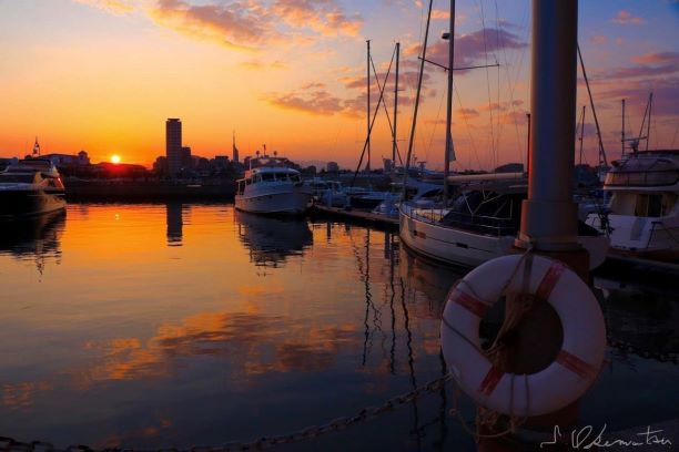 朝日が昇り始めたマリノアシティ福岡のヨットハーバー