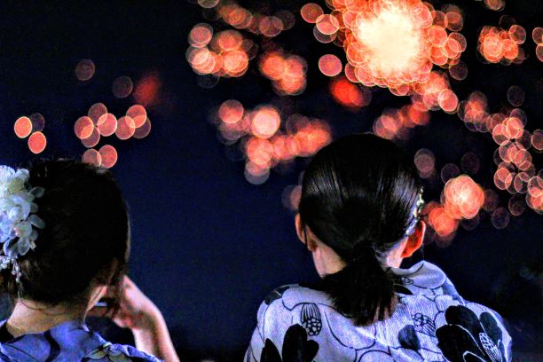 長垂海岸で花火を見る浴衣の女の子