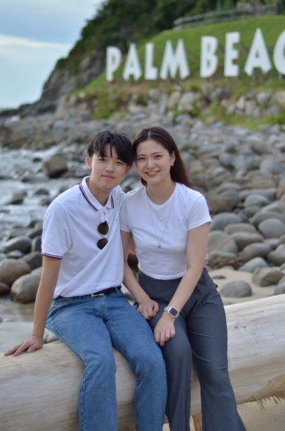 パームビーチの海辺に座るカップルの写真