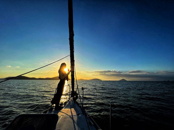 毘沙門沖をセイリング中のヨット