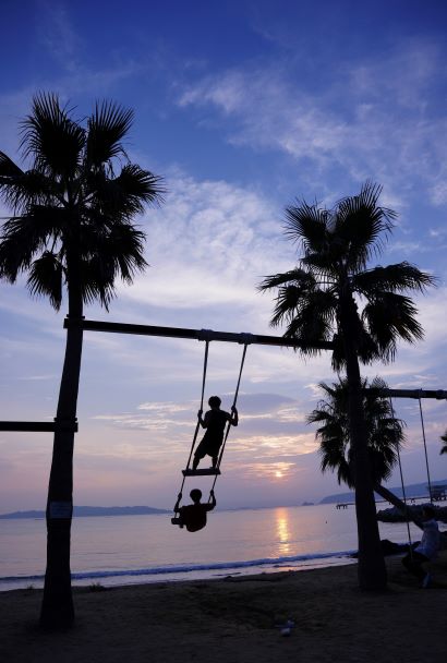 ざうお本店のヤシの木ブランコで遊ぶ子ども達