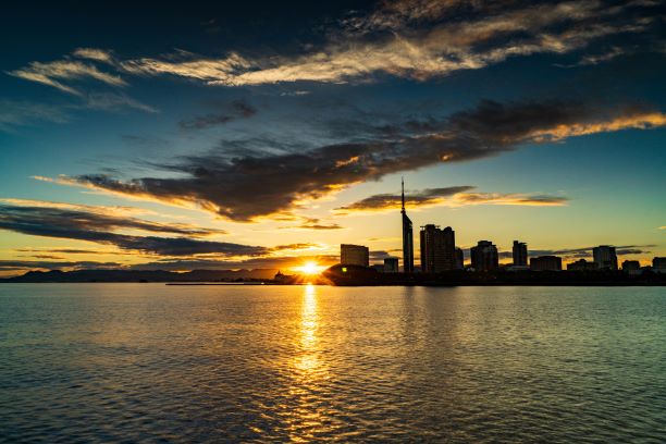 愛宕浜海浜公園から見た百道の朝日