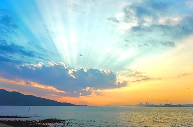 今津海岸と反薄明光線