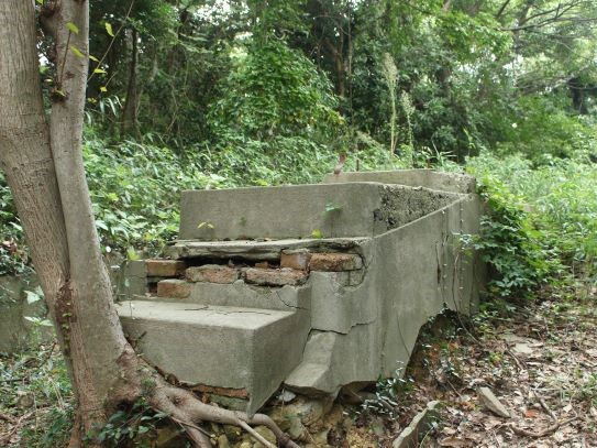 コンクリートが残る山上駅跡