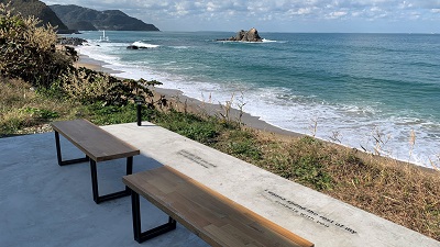 美しい海岸線におしゃれなカフェの写真