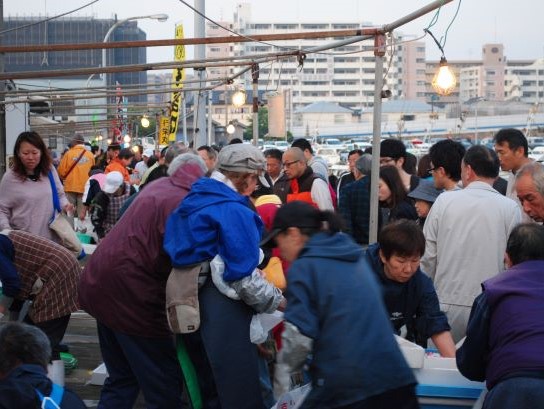 たくさんの人でにぎわう朝市の様子