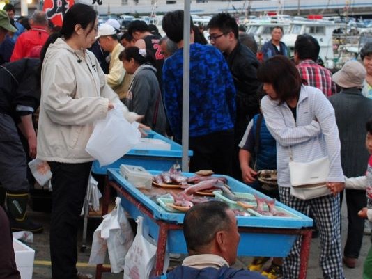 魚を選ぶ多くの人たち