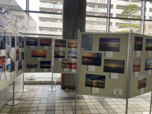 西市民センターに写真を展示している様子