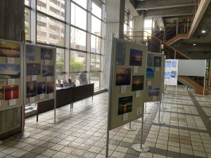 西市民センターに写真を展示している様子