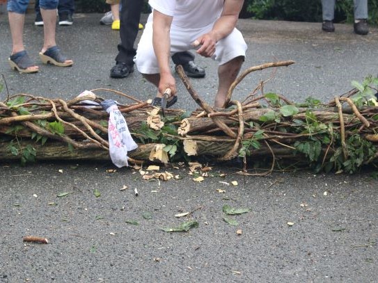 なたで綱に切れ目を入れます