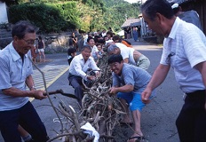 草場の盆綱引き