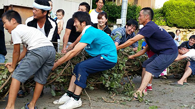 写真：草場の盆綱引き