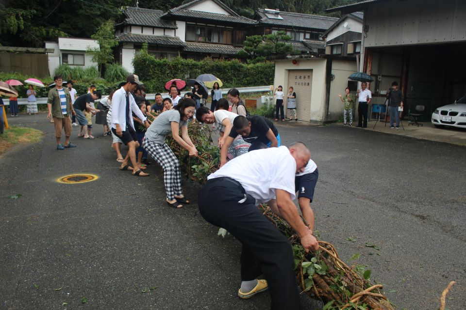 草場の盆綱引き