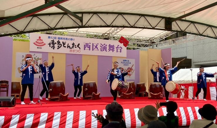 創作和太鼓の会　はなこしゅう　がどんたくのステージで演奏している写真です。