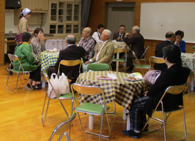 画像：愛宕浜校区の地域カフェにて歓談