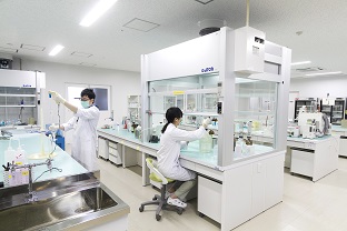 食品衛生検査所での残留農薬検査の様子